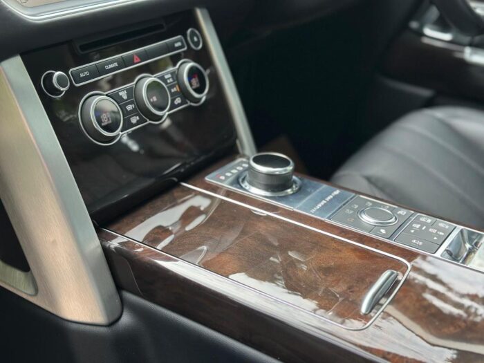 Range Rover 3.0 TD V6 Vogue Auto 4WD Euro 6 (s/s) 5dr - Image 11